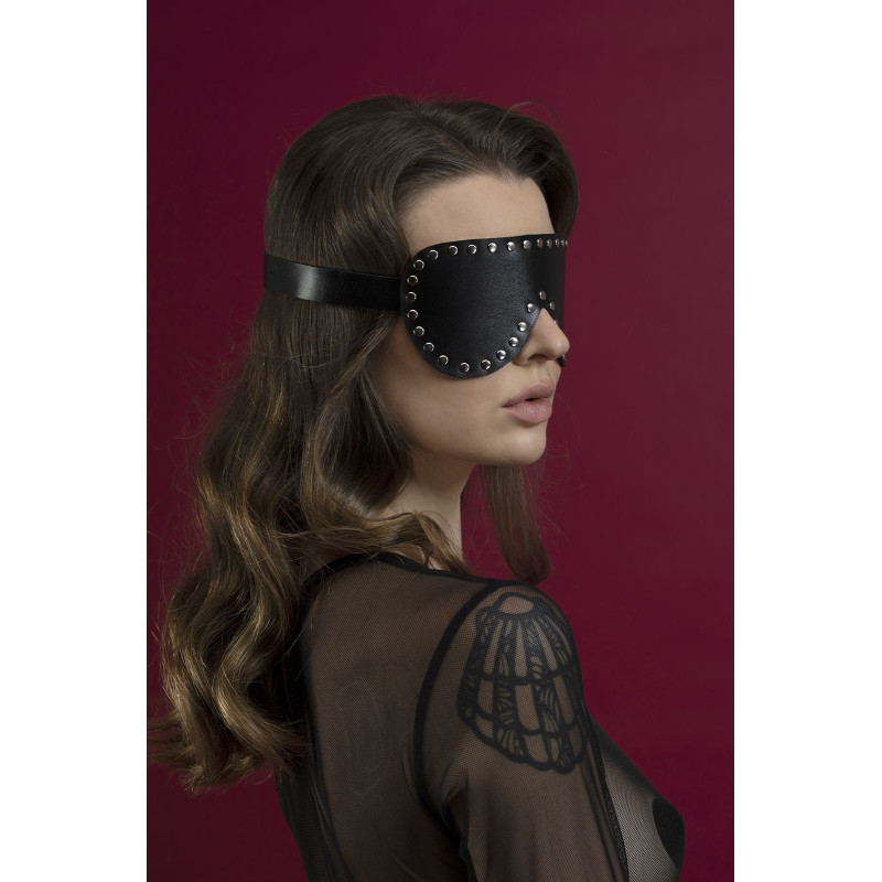 Маска шкіряна закрита із заклепками Feral Feelings - Blindfold Mask чорна